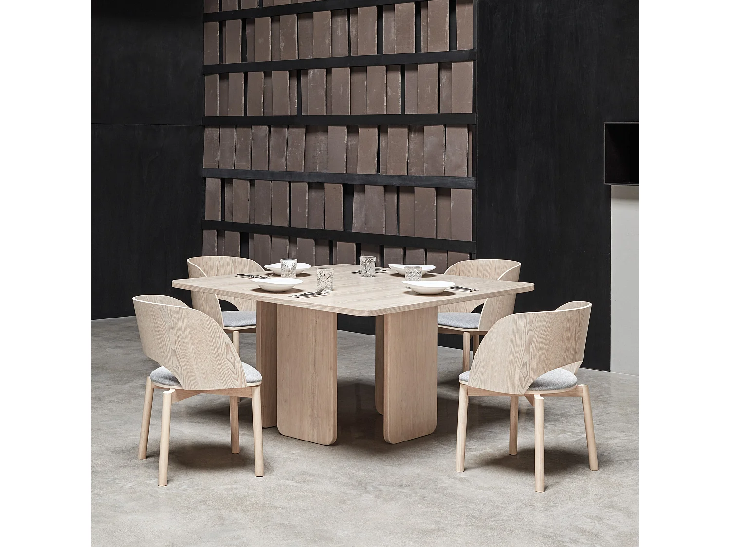 Conjunto de 2 cadeiras em freixo natural e assento cinza claro 50x78 h45 cm