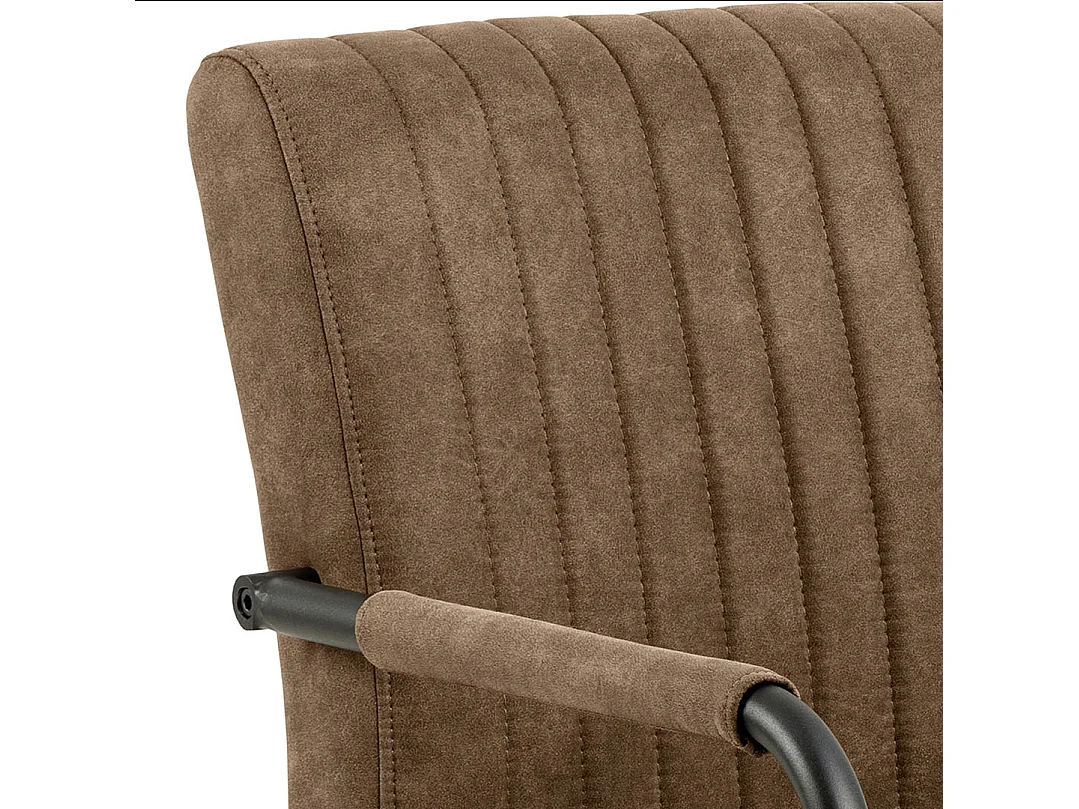 Silla de comedor Adele con reposabrazos marrón.