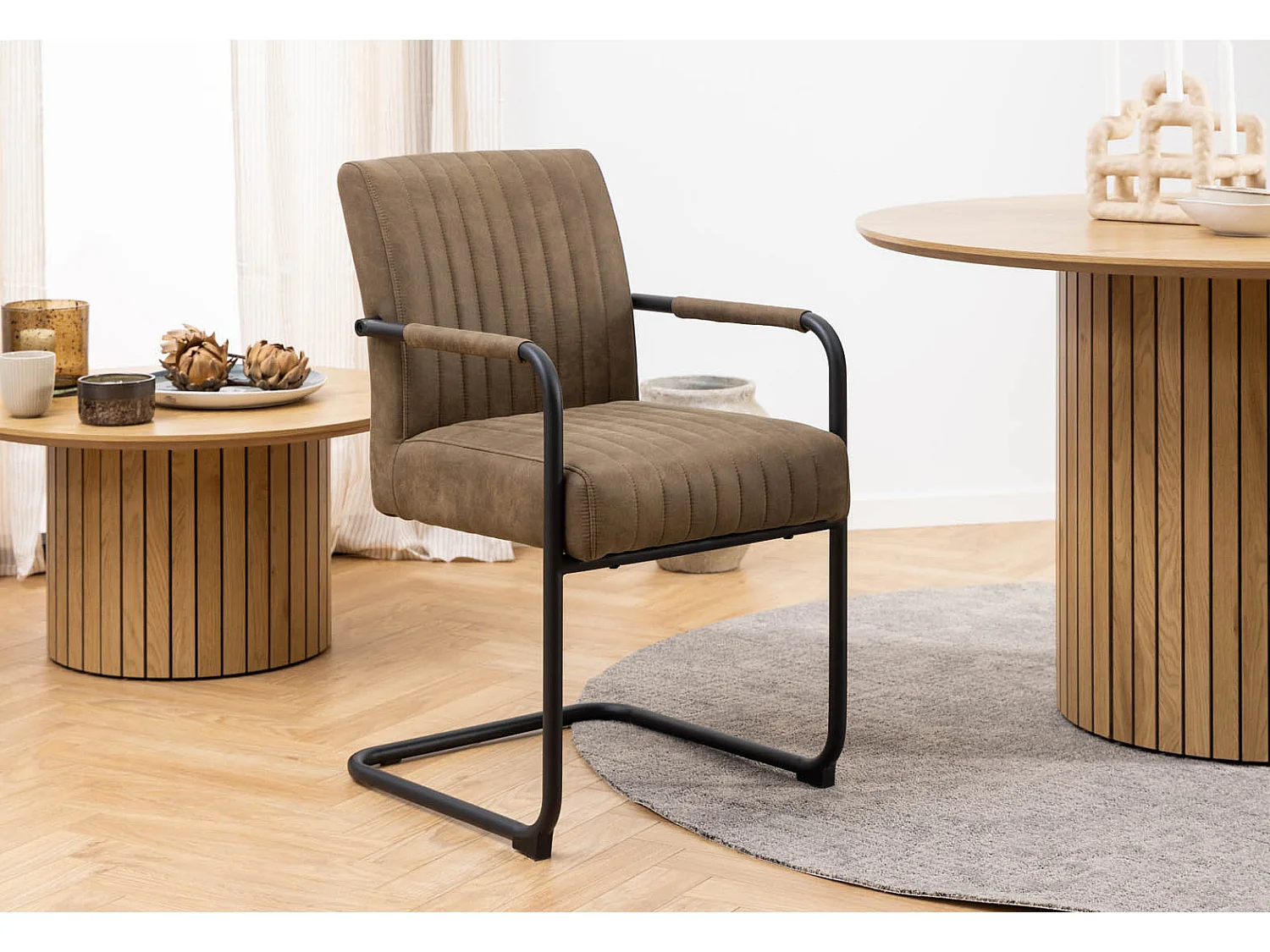 Silla de comedor Adele con reposabrazos marrón.