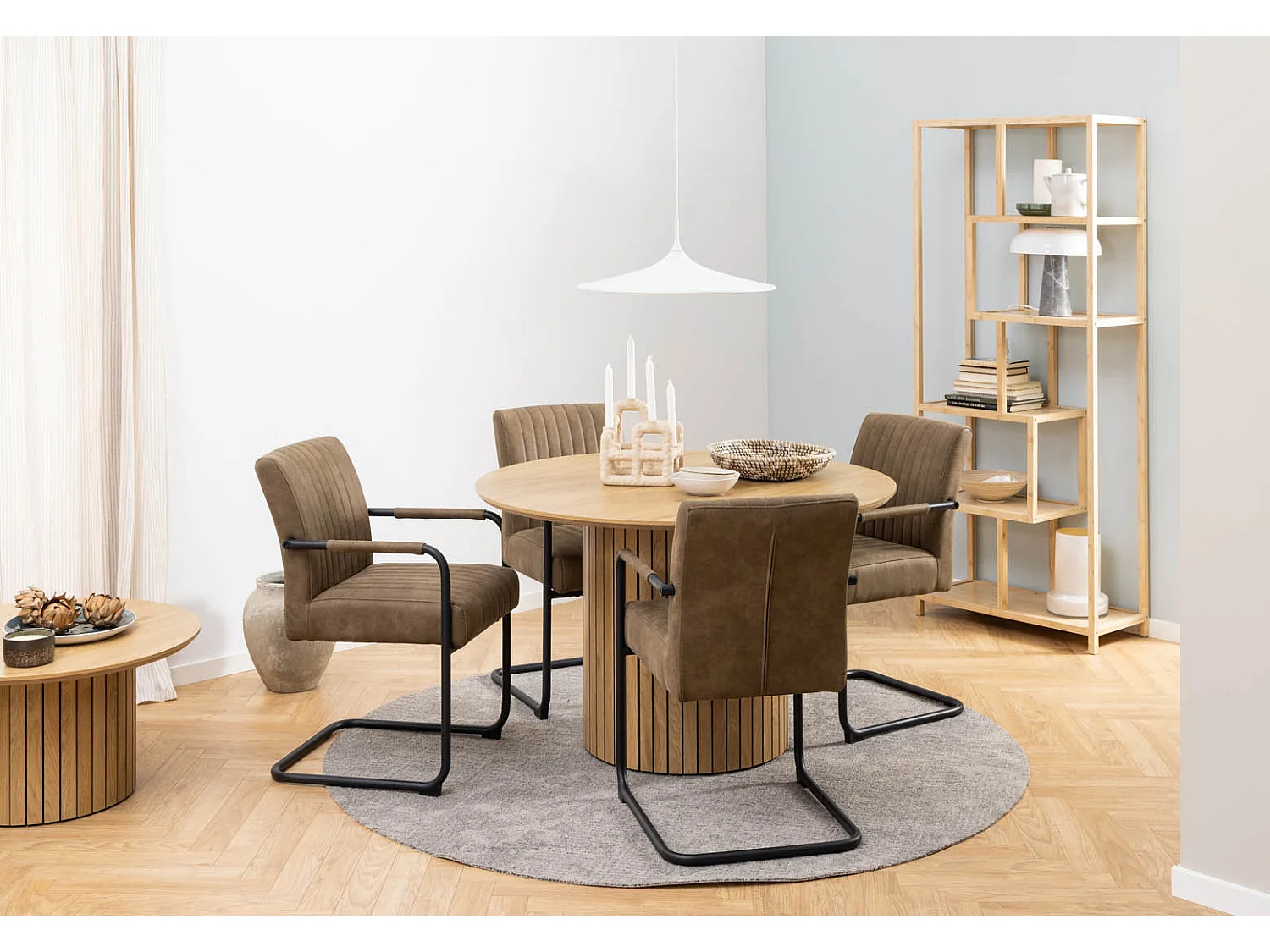 Silla de comedor Adele con reposabrazos marrón.