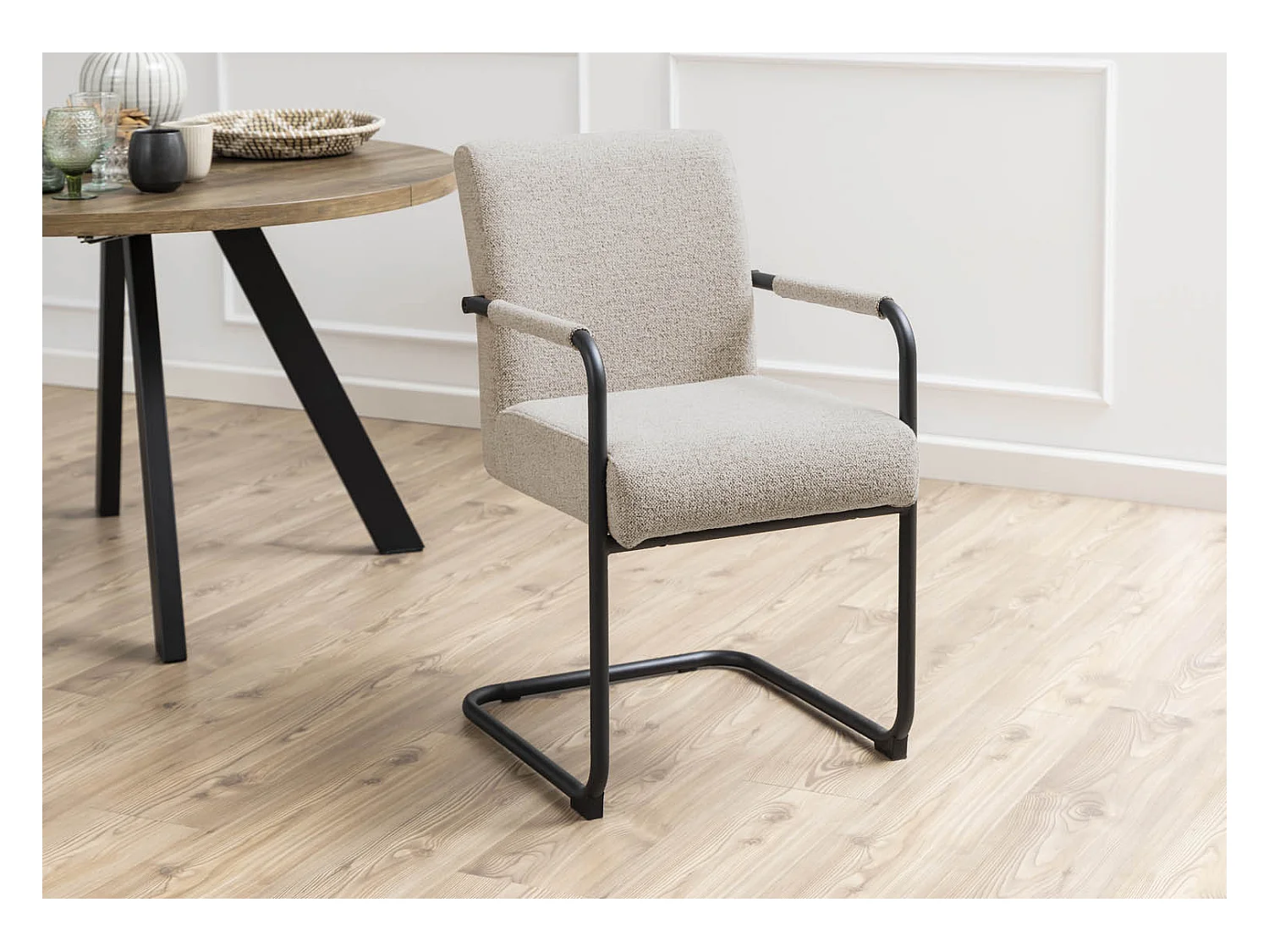 Asur eetkamerstoel met armleuningen beige.