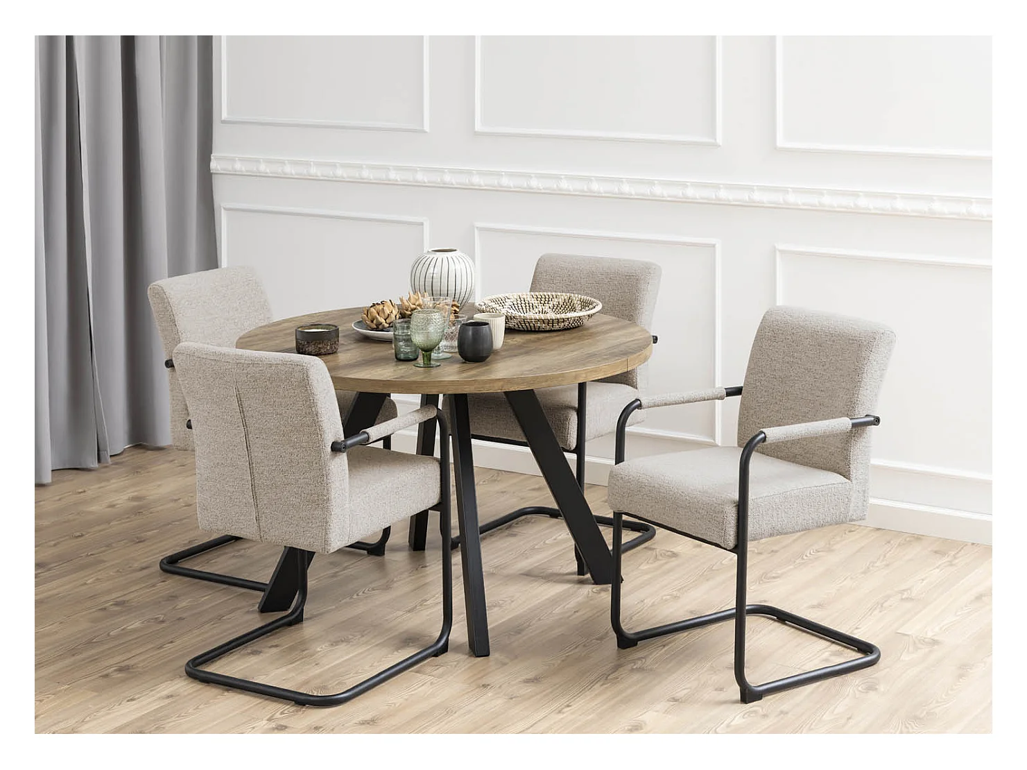 Asur eetkamerstoel met armleuningen beige.