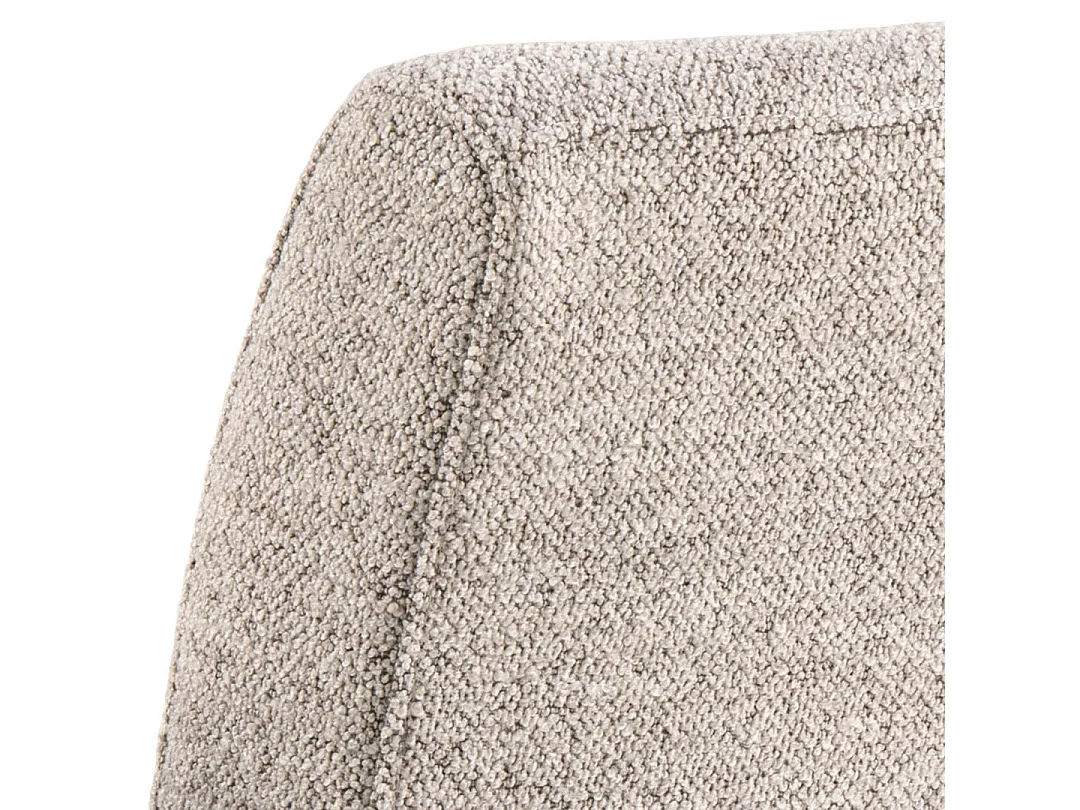 Silla de comedor Adele con reposabrazos beige.