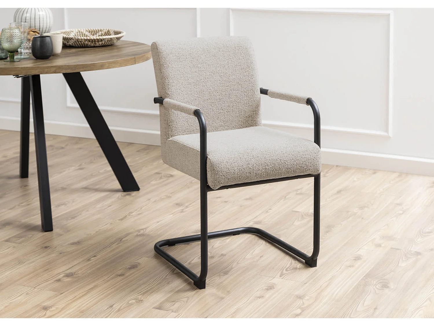 Silla de comedor Adele con reposabrazos beige.