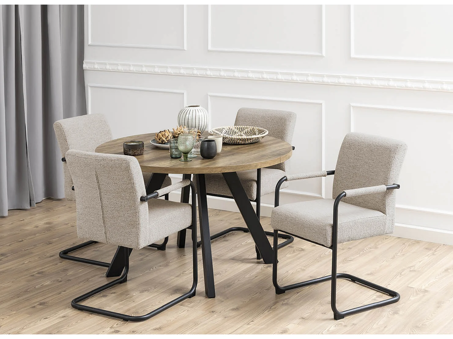 Silla de comedor Adele con reposabrazos beige.