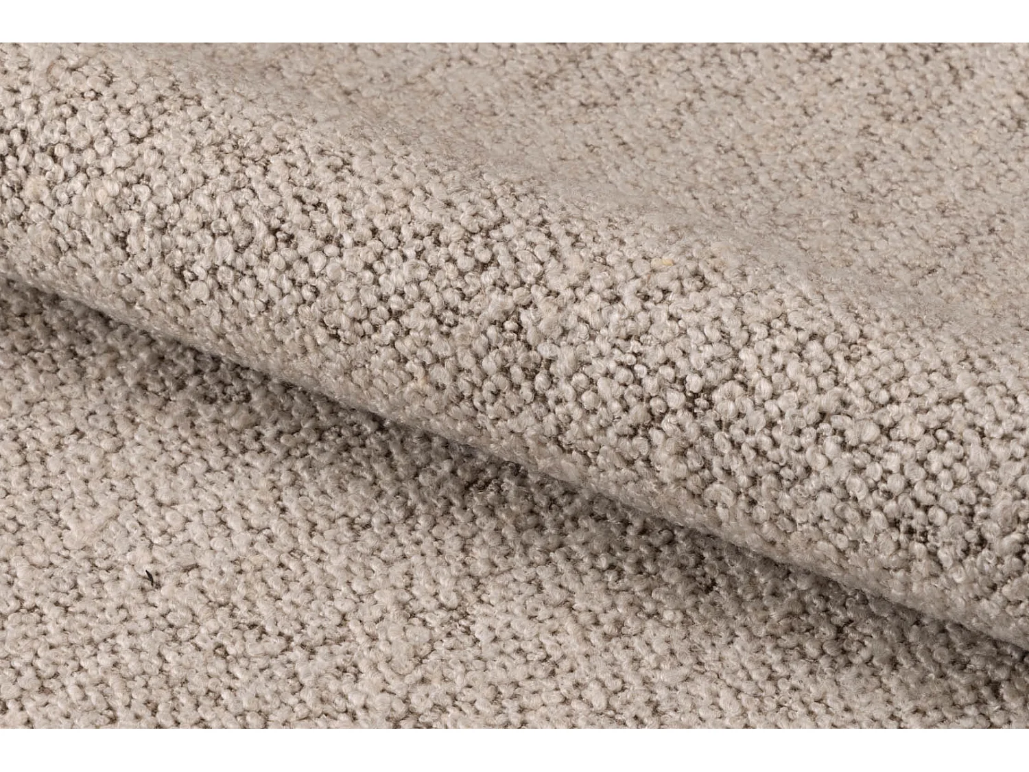 Silla de comedor Adele con reposabrazos beige.