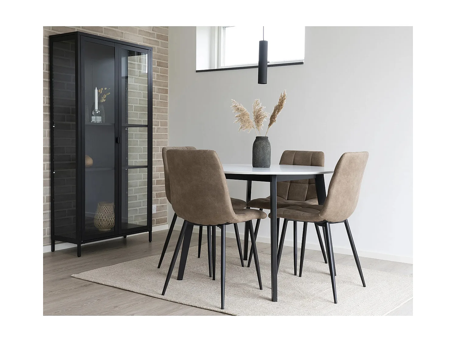 Lot de 2 chaises de salle à manger MODA – Tissu capitonné et pieds en acier noir-Beige