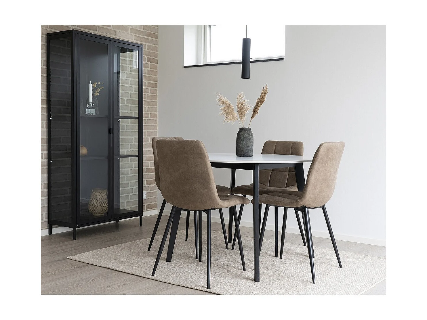 Lot de 2 chaises de salle à manger MODA – Tissu capitonné et pieds en acier noir-Beige