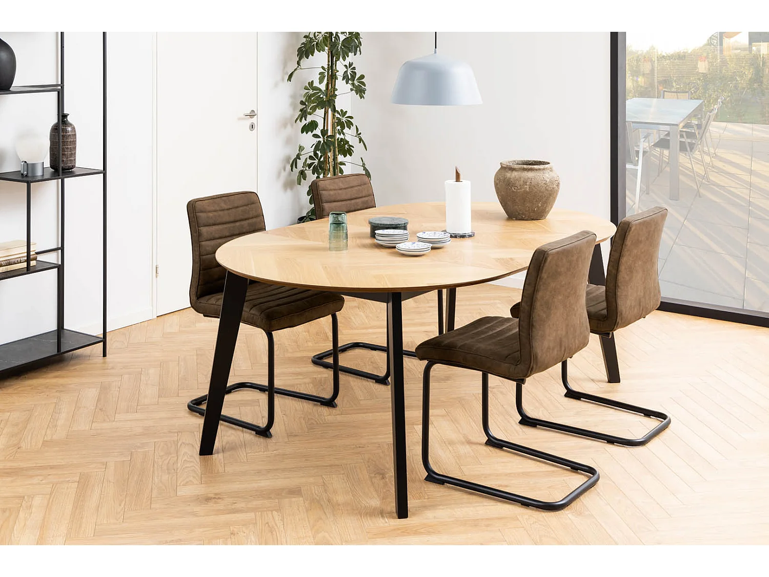 Georgetown table à manger Ø120/198 cm dont 2 assiettes supplémentaires, os de hareng, chêne décor.