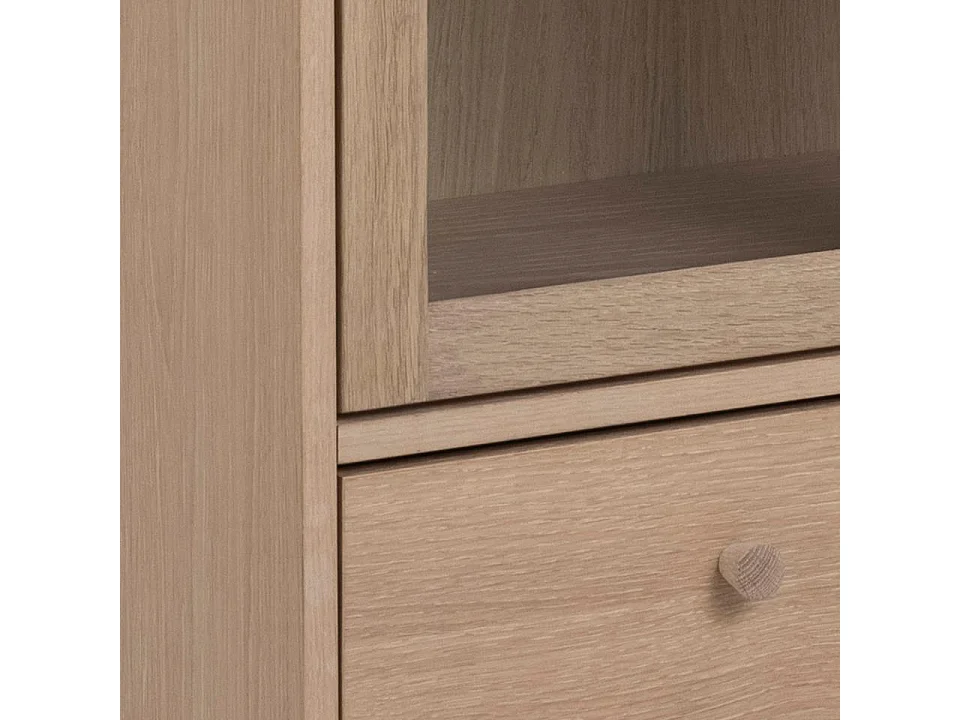 Assor vitrinekast met 2 glazen deuren en 1 lade, wit geolied eiken decor.