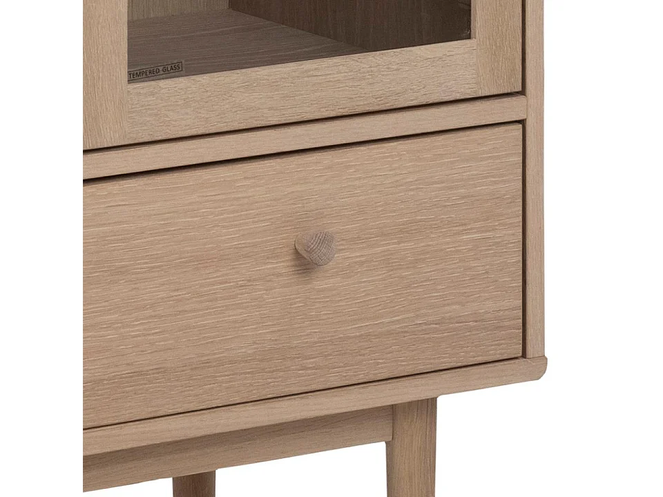 Assor vitrinekast met 2 glazen deuren en 1 lade, wit geolied eiken decor.