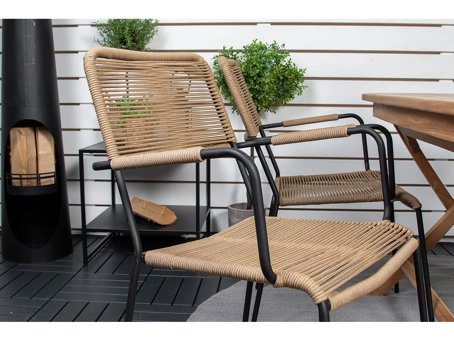 Lindos tuinstoel met armleuningen stapelbaar zwart.