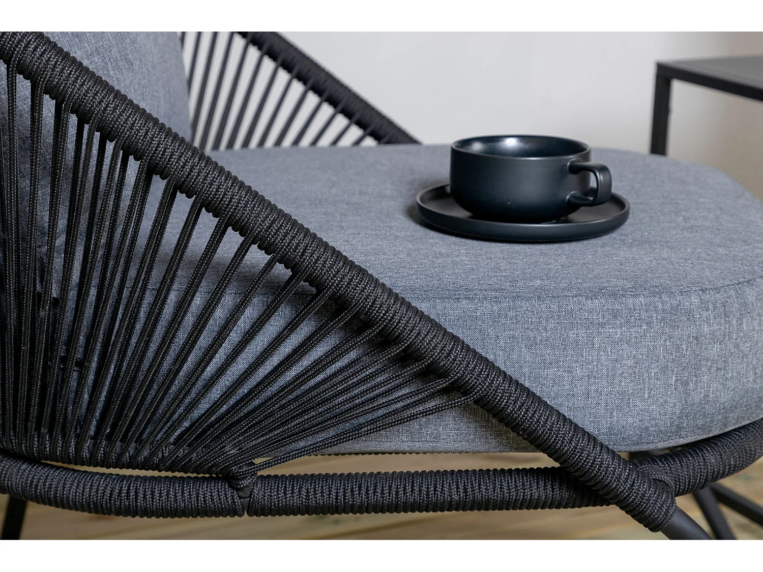 Lindos Chaise longue avec coussin, empilable noir.