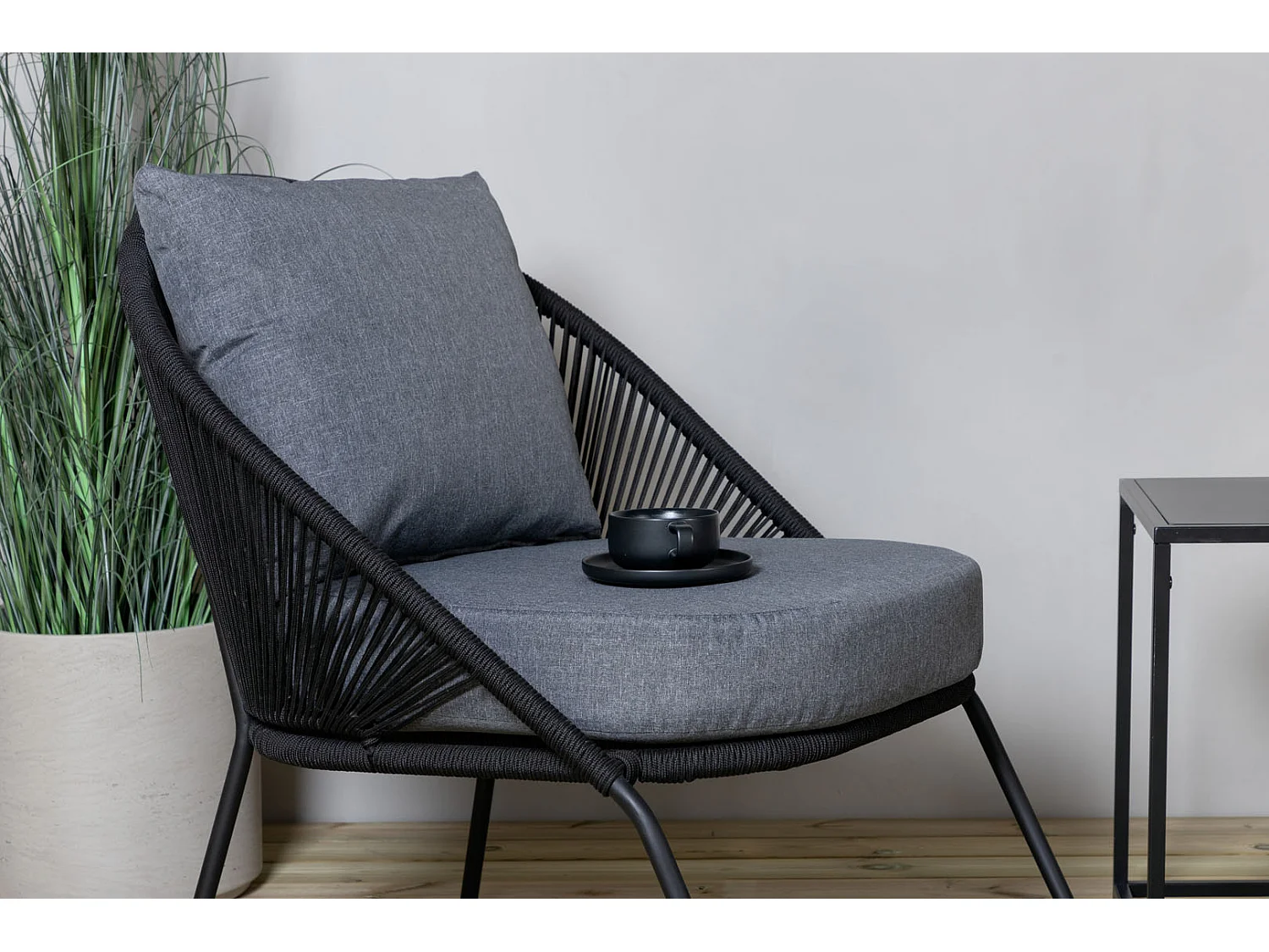 Lindos Chaise longue avec coussin, empilable noir.