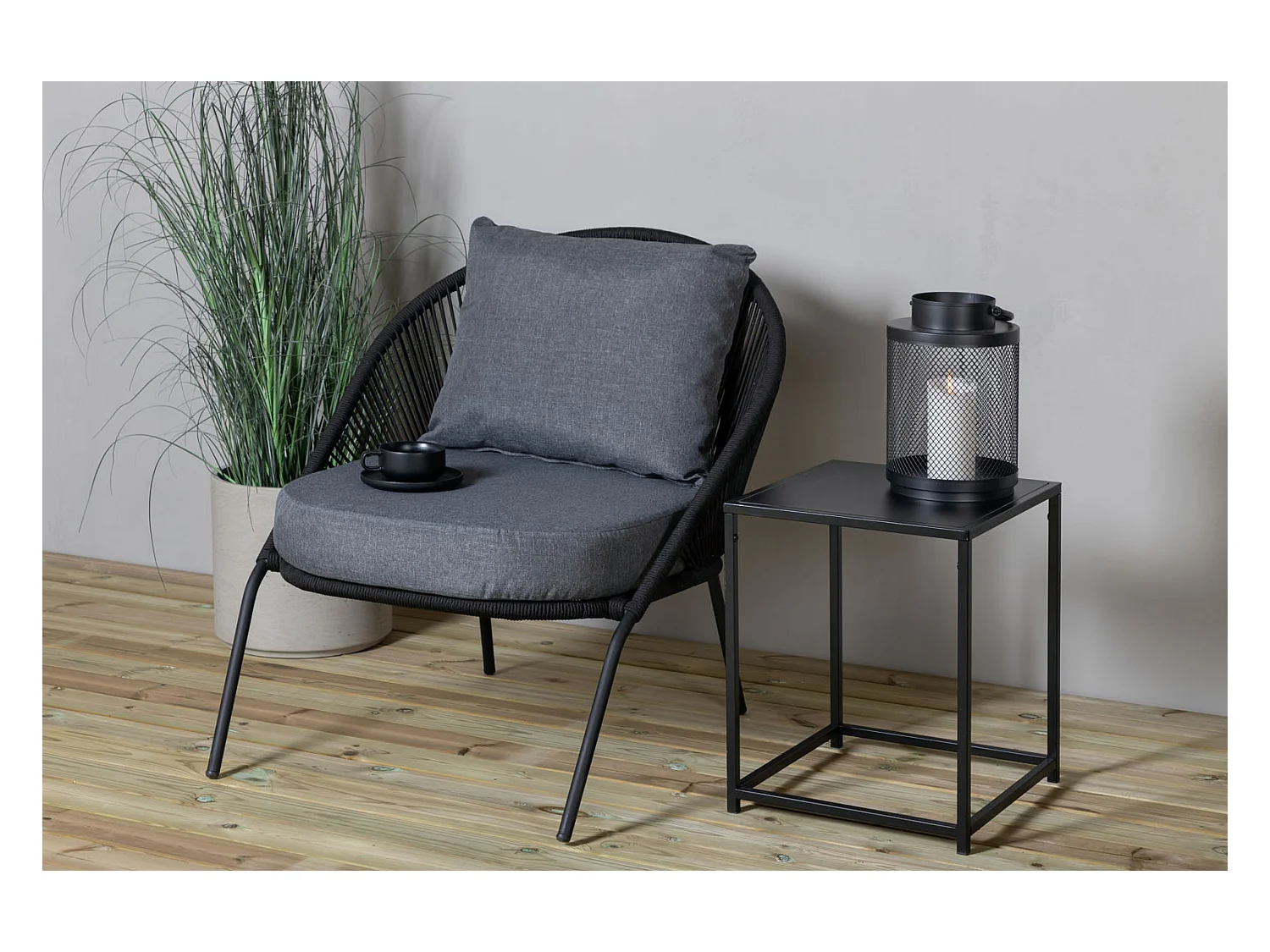 Lindos Loungestuhl inkl. Kissen, stapelbar schwarz.