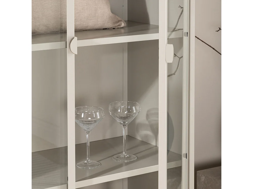 Piring vitrinekast 2 glazen deuren beige.