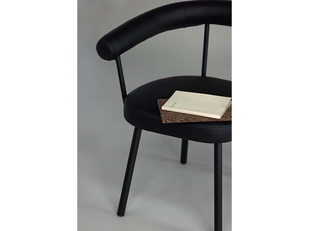 Västerås eetkamerstoel met armleuningen PU kunstleer zwart.