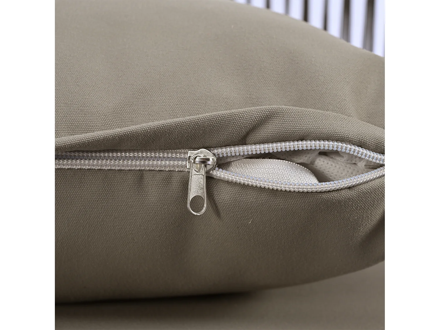 Ensemble de salon de jardin en acier avec coussin de siège et pieds réglables - en forme de L - gris