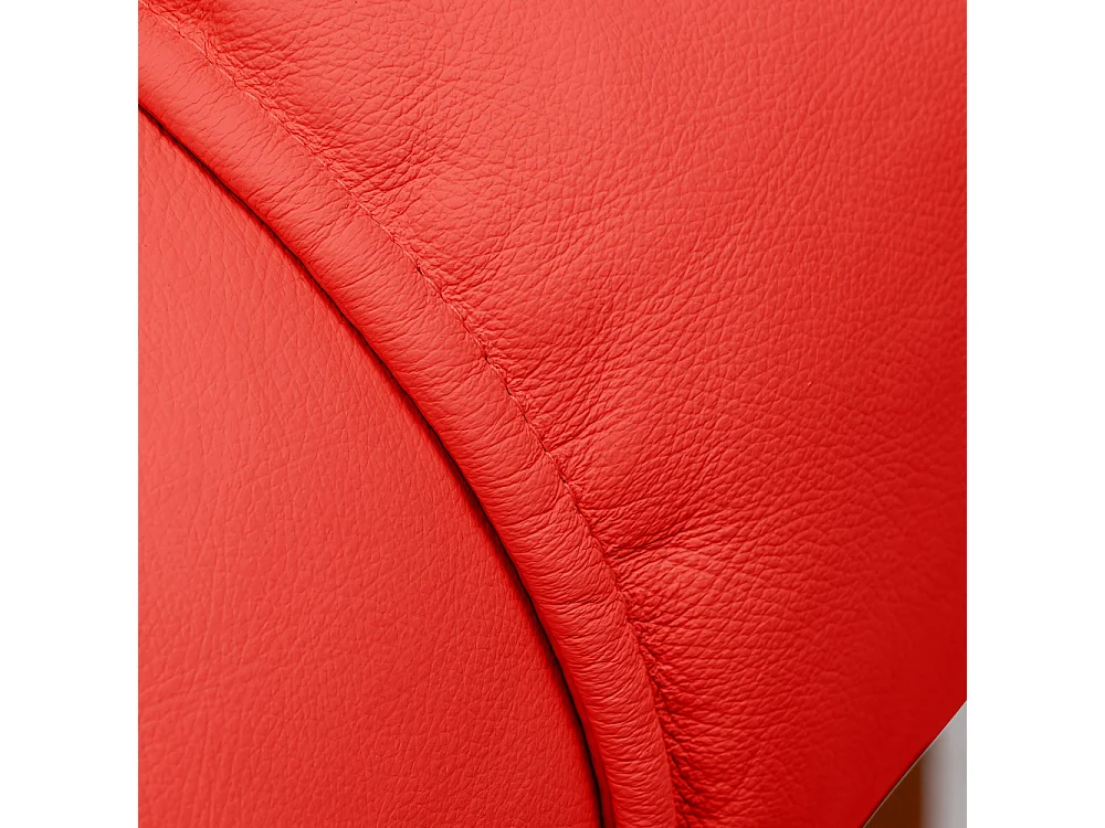 Poltrona reclinável com estrutura de madeira Kemi 7232. Poltrona: 80 x 105 x 90 / 110cm (reclinado). Otomano: 54 x 40 x 40cm. Pele Vermelha.