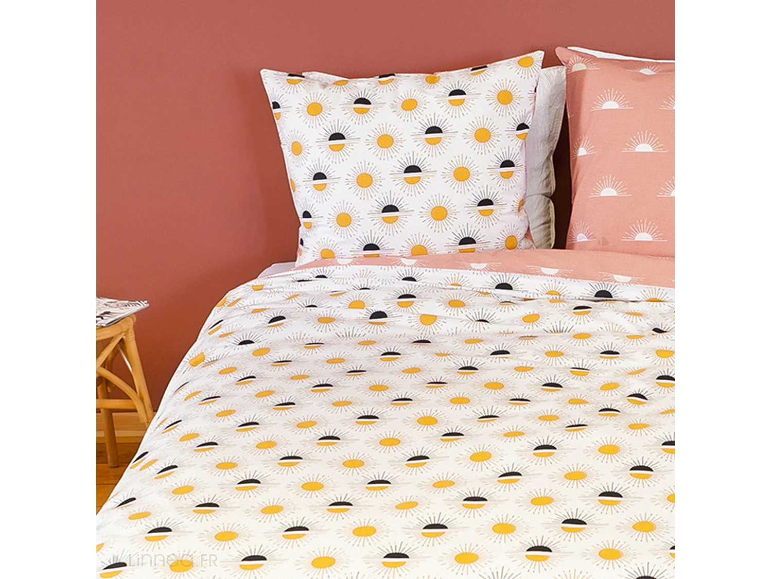 Parure de lit TERRAMEA 140x200 cm pur coton blanc motifs solaires 2 pièces