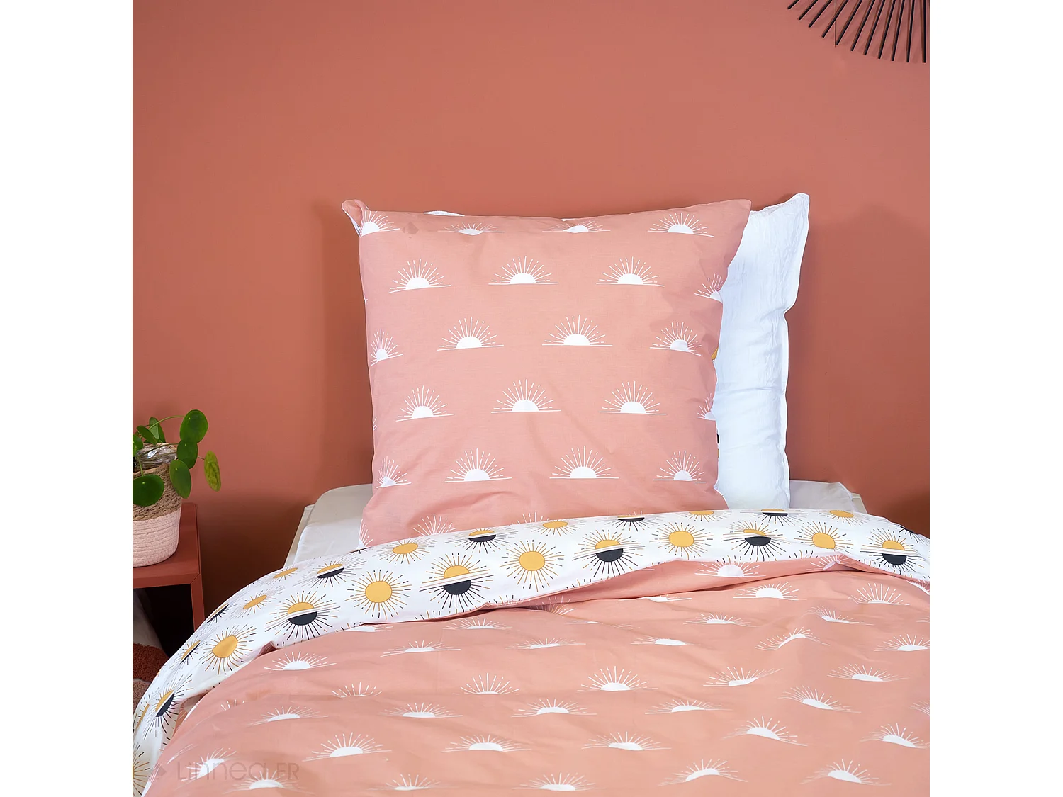Parure de lit TERRAMEA 140x200 cm pur coton blanc motifs solaires 2 pièces
