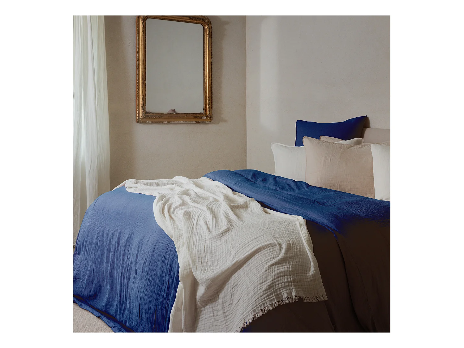 Parure de lit 3 pièces 240x220 cm et 65x65 cm mousseline de coton MILOS bleu indigo
