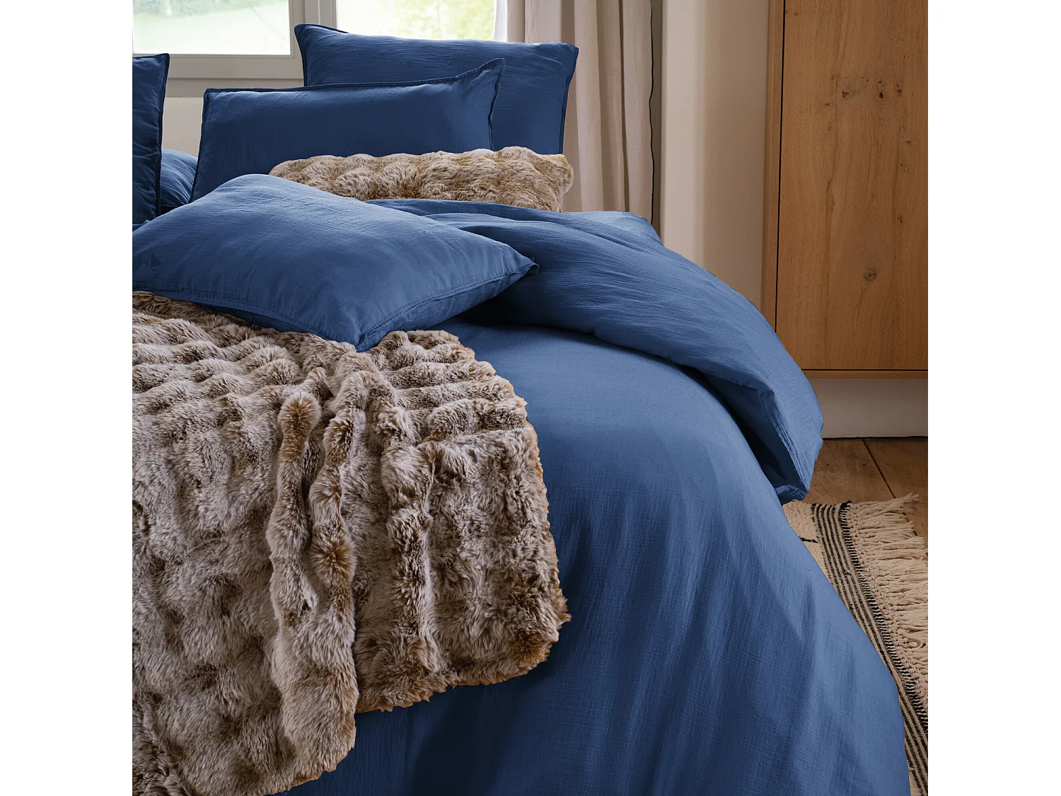 Drap housse MILOS mousseline de coton 160x200 cm bonnet 30 cm uni bleu indigo