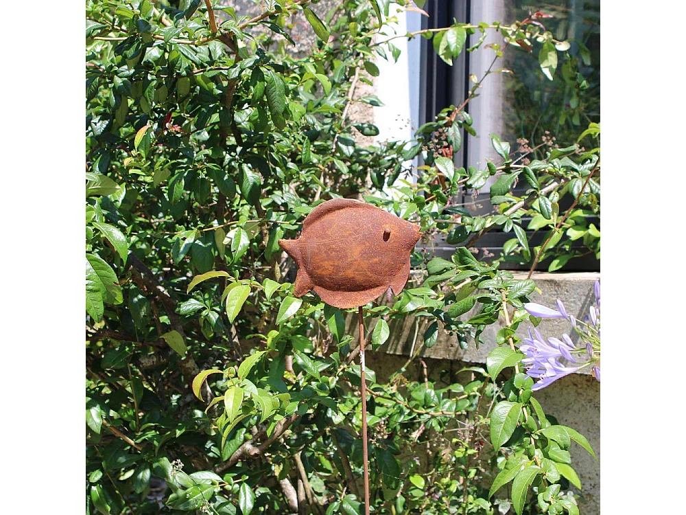 Poisson en fer forgé rouillé sur pic Bob