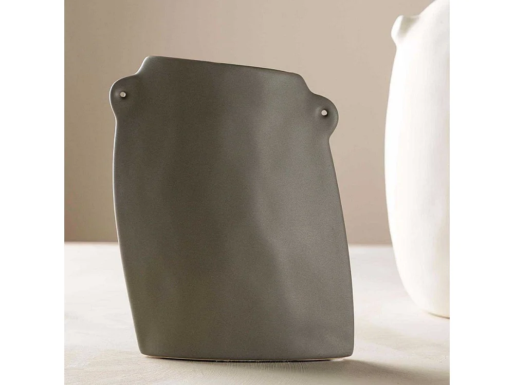 Hie vaas donkergrijs.