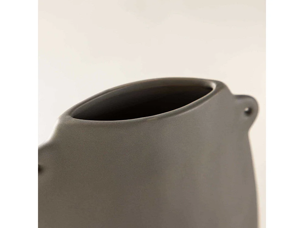 Hie vaas donkergrijs.