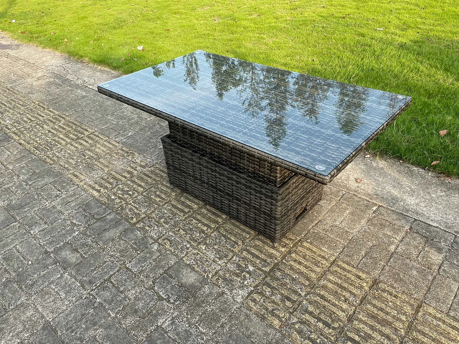 Rattan-Gartenmöbel-Set für den Außenbereich mit Sofa Einstellbare Höhe Esstisch 2 Hocker