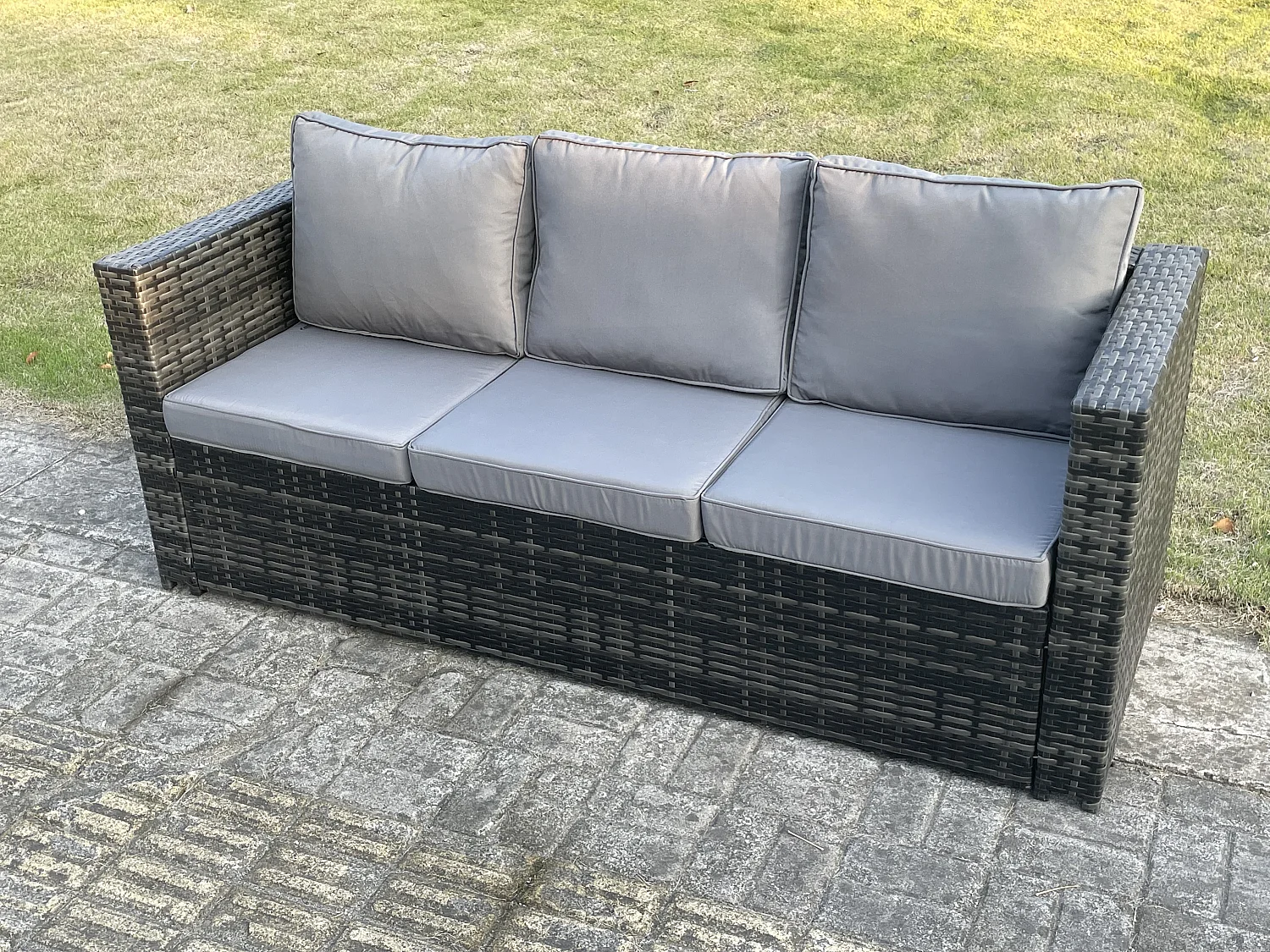 Rattan-Gartenmöbel-Set für den Außenbereich mit Sofa Einstellbare Höhe Esstisch 2 Hocker