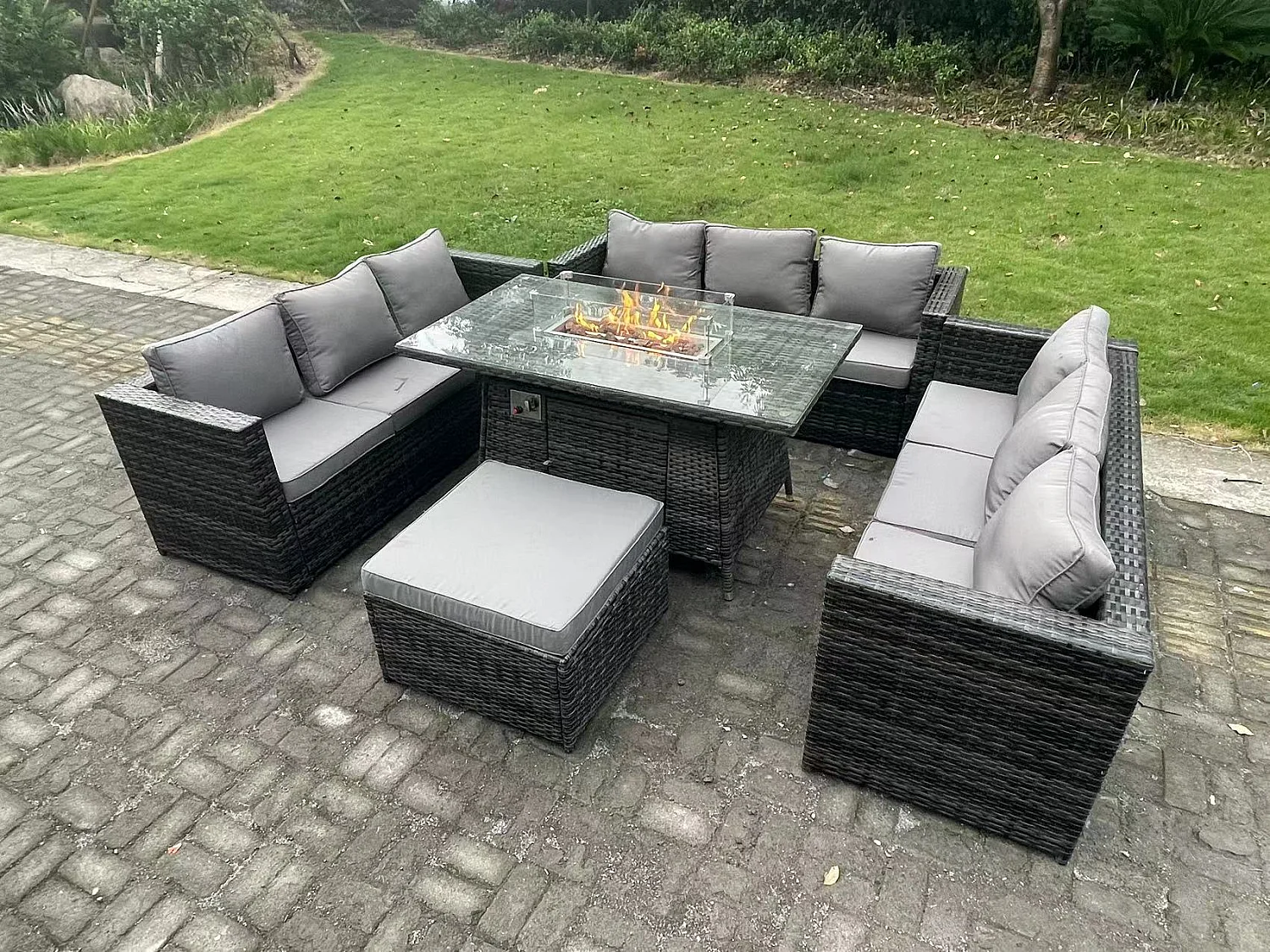 10-Sitzer Rattan Gartenmöbel Set mit Gas Feuertisch 3 Sofa Hocker