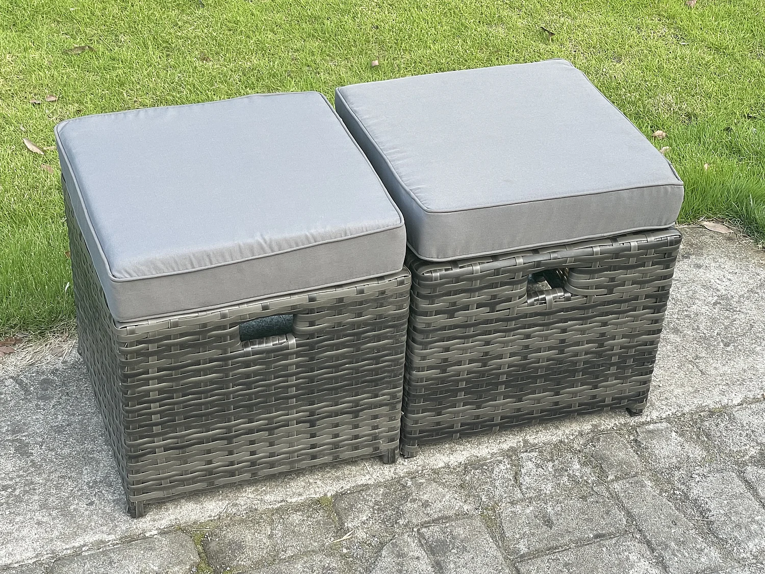 Gartenmöbel im Freien mit 2 Sofa Einstellbare Höhe Esstisch 2 Hocker