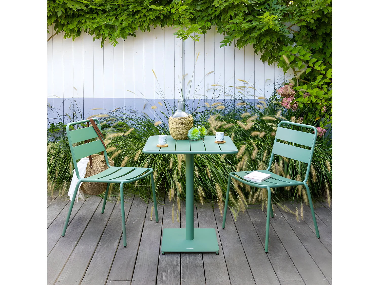 Table carrée extérieure 2 places Phuket vert olive Hespéride