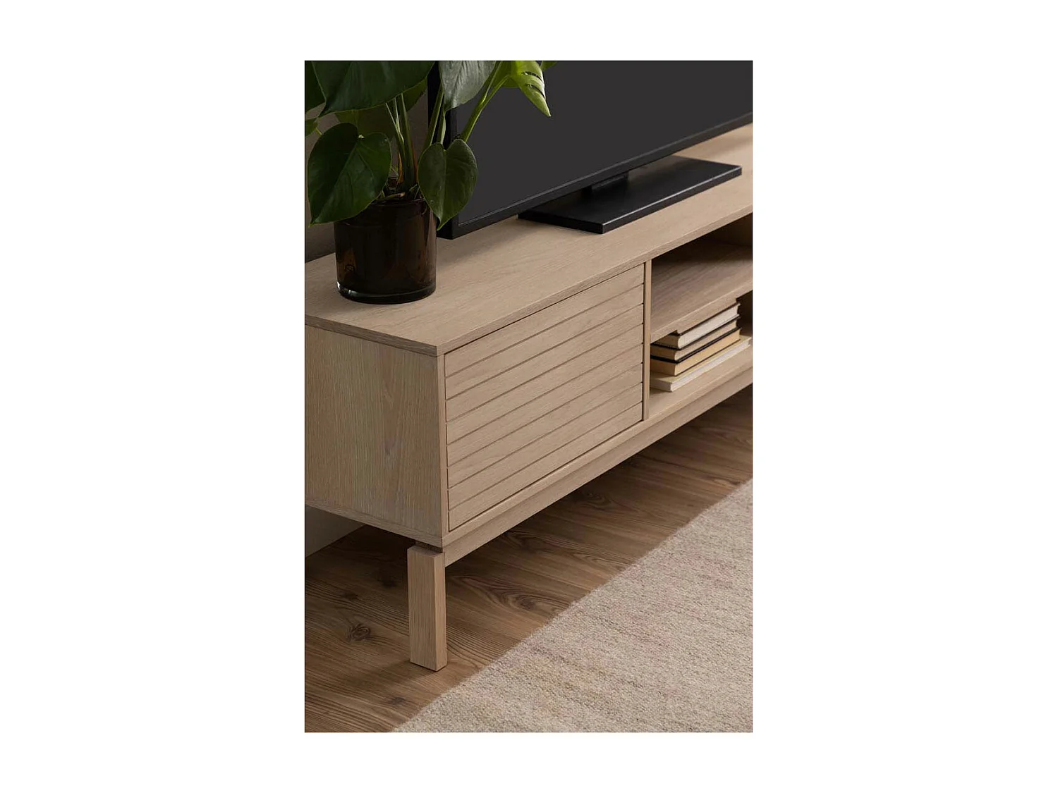 Linley table TV 2 portes, 2 tablettes plaqué chêne.