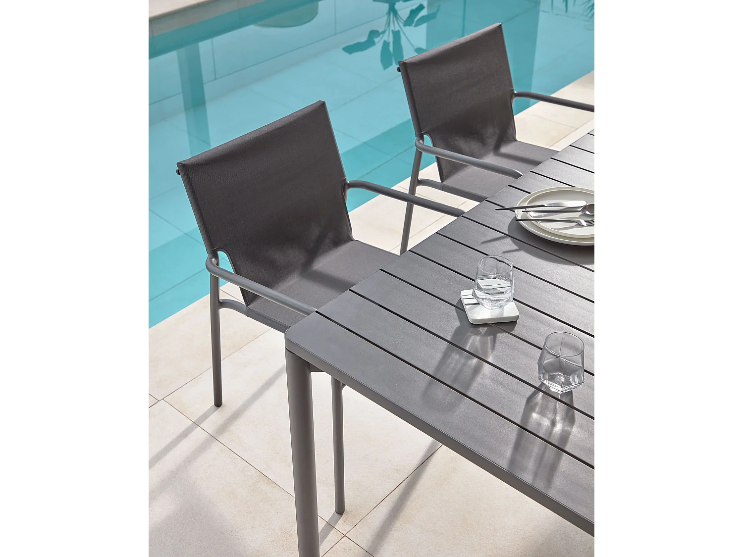 Table de jardin extensible coloris noir mat en aluminium - L. 140 / 200 x P. 90 x H. 75 cm
