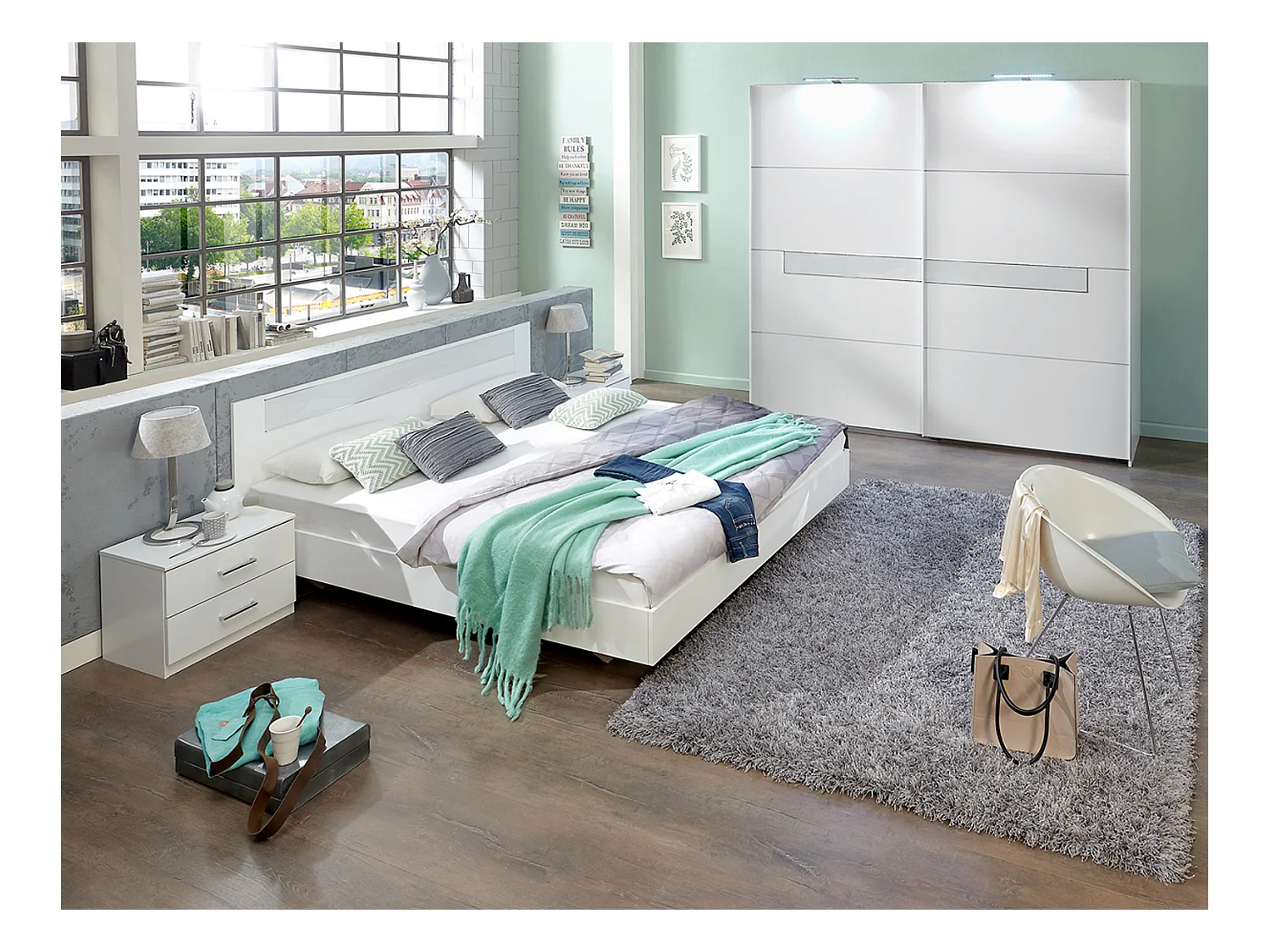 Chambre adulte en panneaux de particules coloris blanc, rechampis verre blanc + chrome