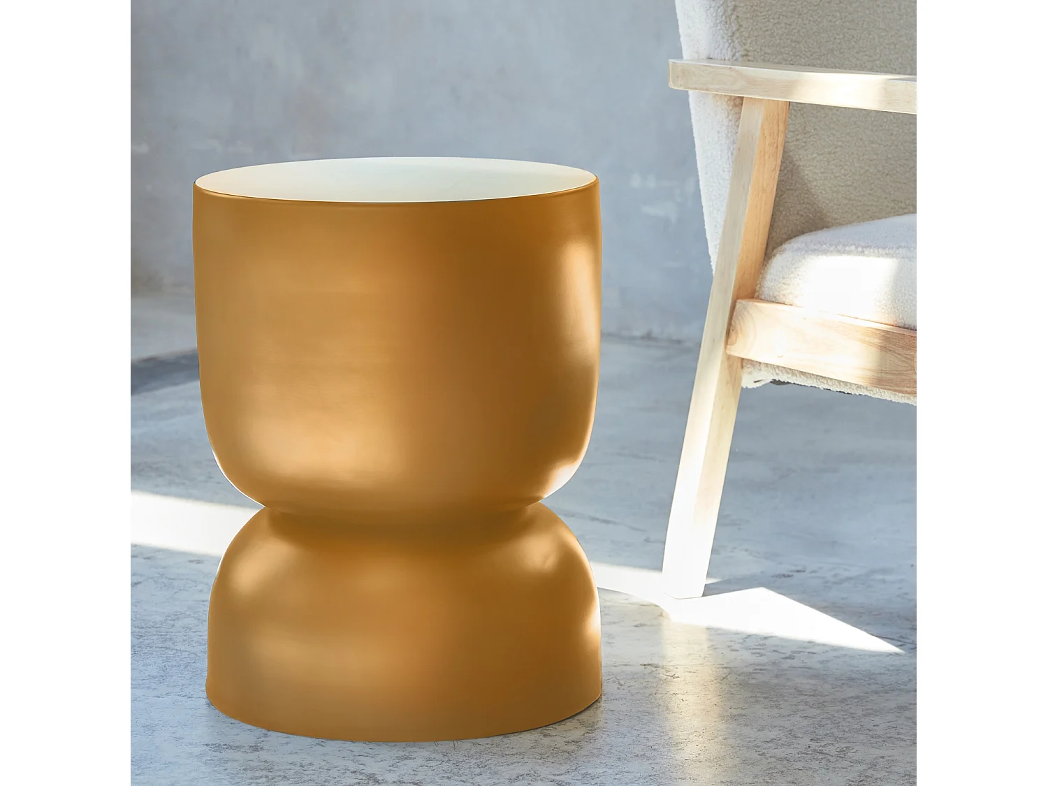 Table d'appoint. bout de canapé. table de chevet en métal. moutarde. Madi. Ø32 x H 42cm