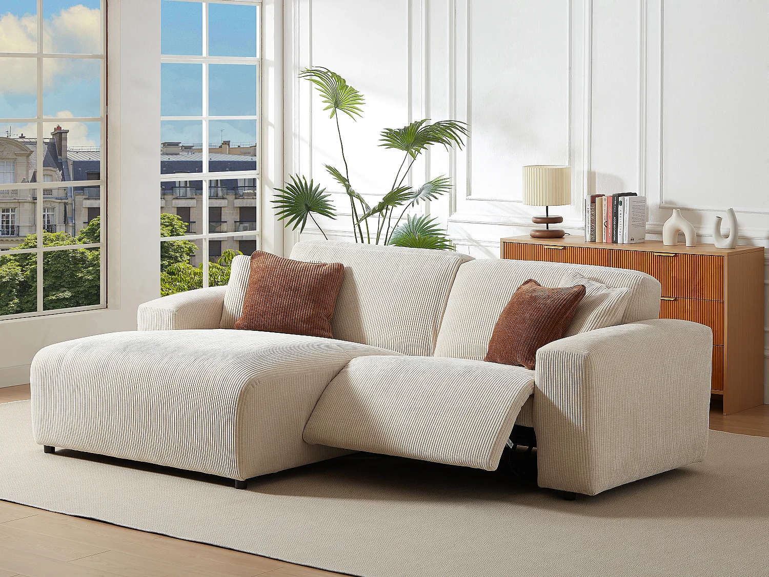 Vänstervänd hörnsoffa med elektrisk relaxfunktion i beige manchestersammet TIRONO från Maison Céphy