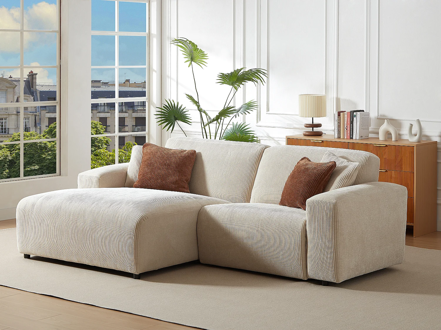 Vänstervänd hörnsoffa med elektrisk relaxfunktion i beige manchestersammet TIRONO från Maison Céphy