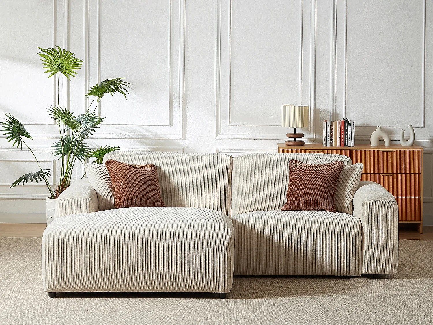 Vänstervänd hörnsoffa med elektrisk relaxfunktion i beige manchestersammet TIRONO från Maison Céphy