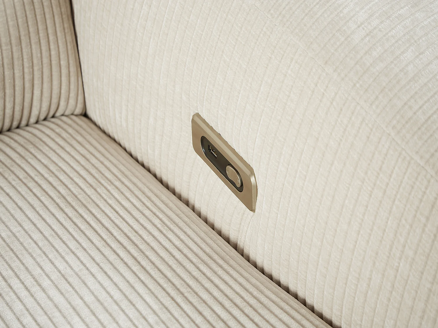 Vänstervänd hörnsoffa med elektrisk relaxfunktion i beige manchestersammet TIRONO från Maison Céphy