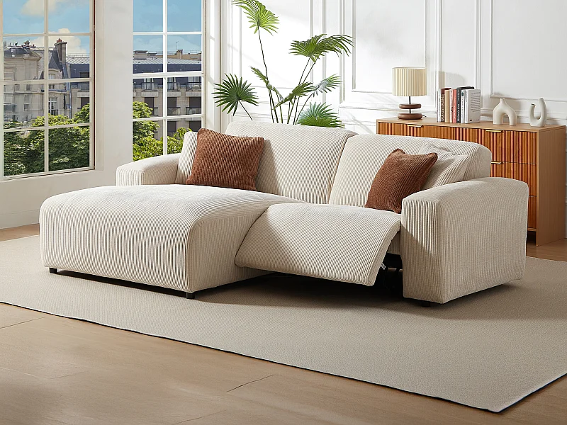 Vänstervänd hörnsoffa med elektrisk relaxfunktion i beige manchestersammet TIRONO från Maison Céphy