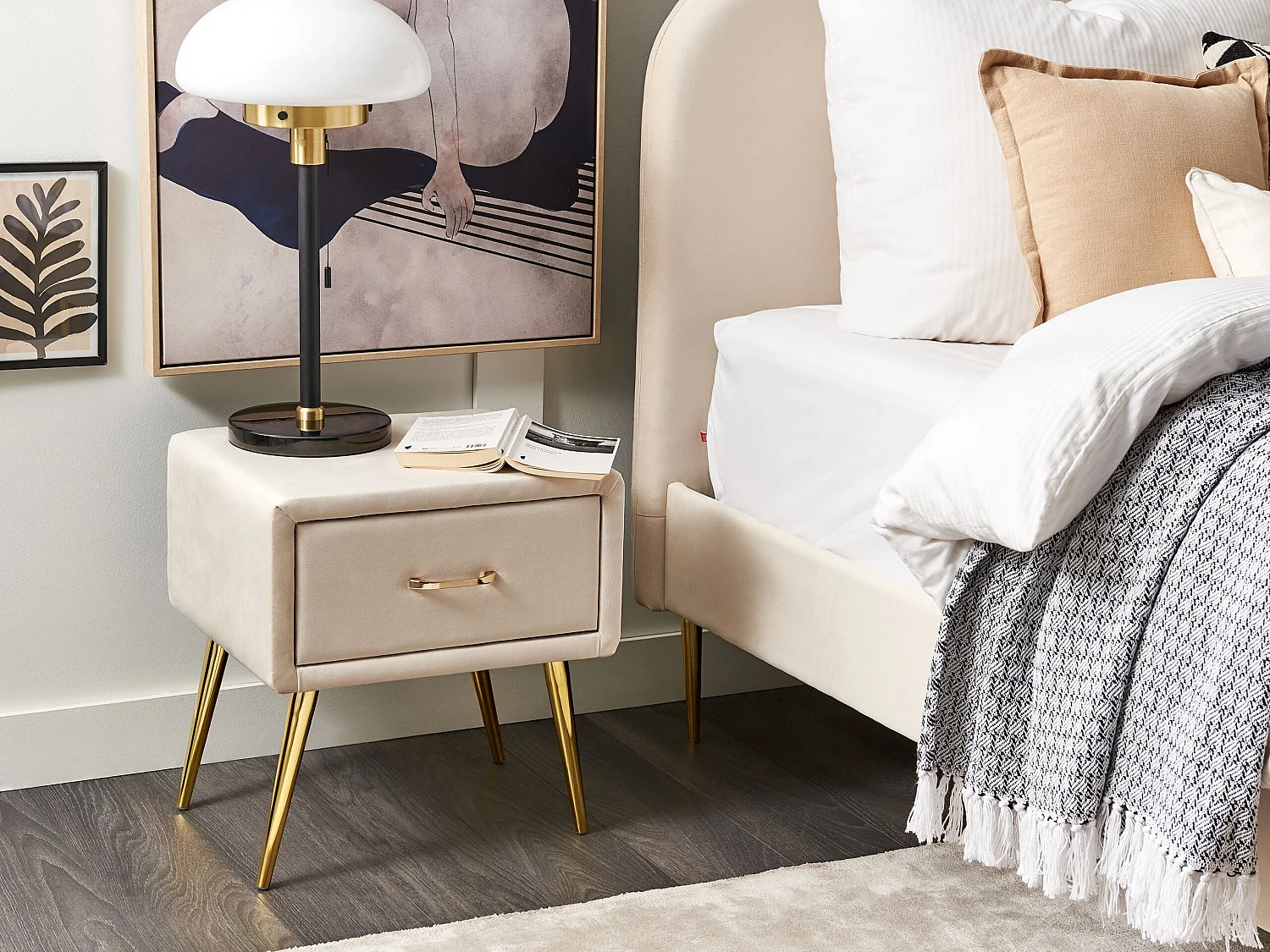 Nachttisch Samtstoff beige mit Schublade Metallgestell gold modern Glam Flayat