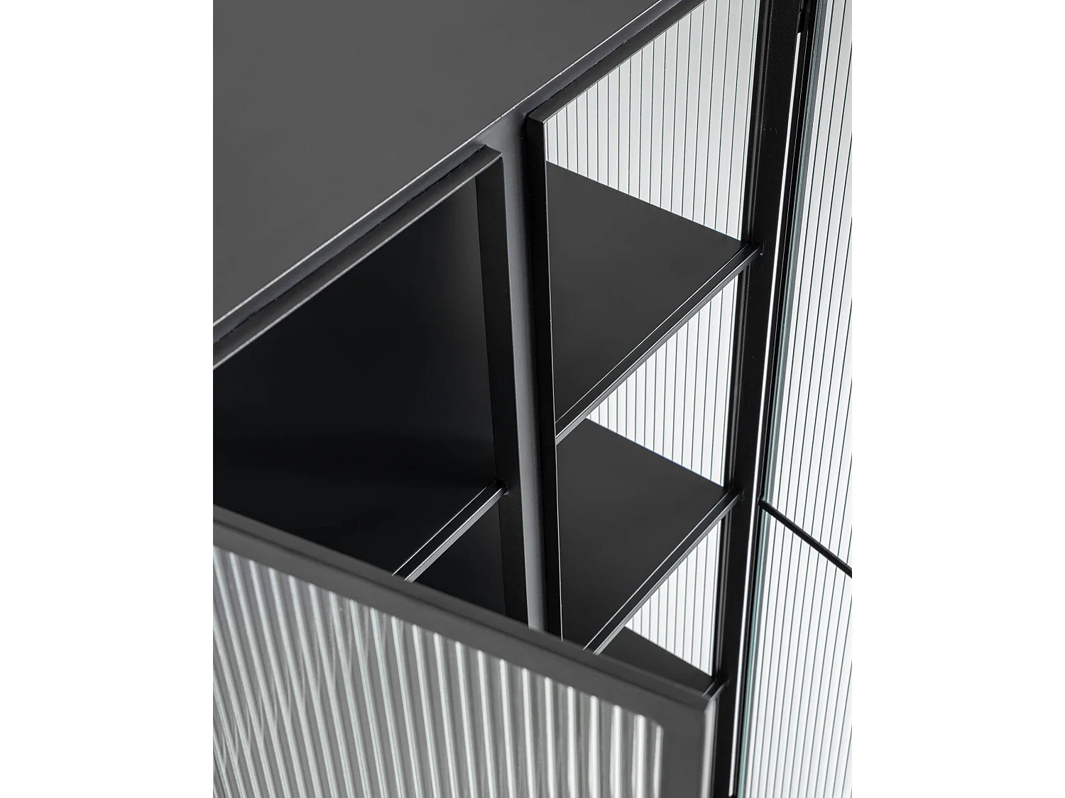 Vitrine coloris noir en acier et verre - L. 70 x P. 41 x H. 143 cm