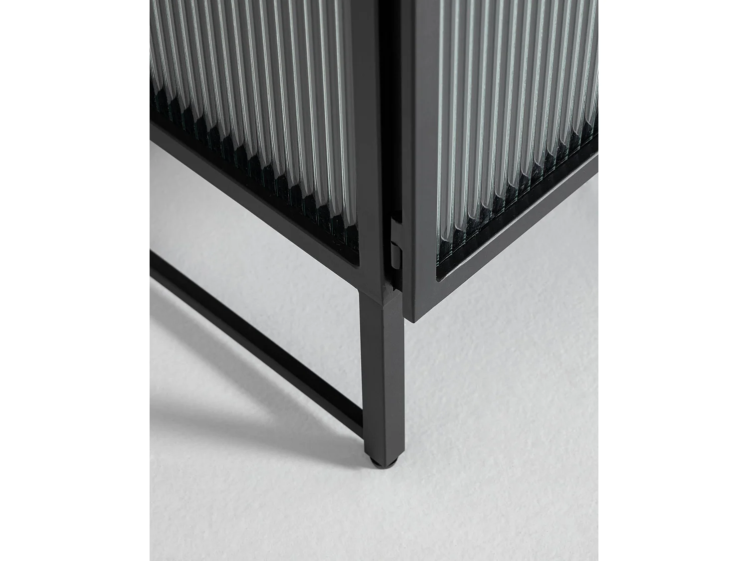 Vitrine coloris noir en acier et verre - L. 70 x P. 41 x H. 143 cm