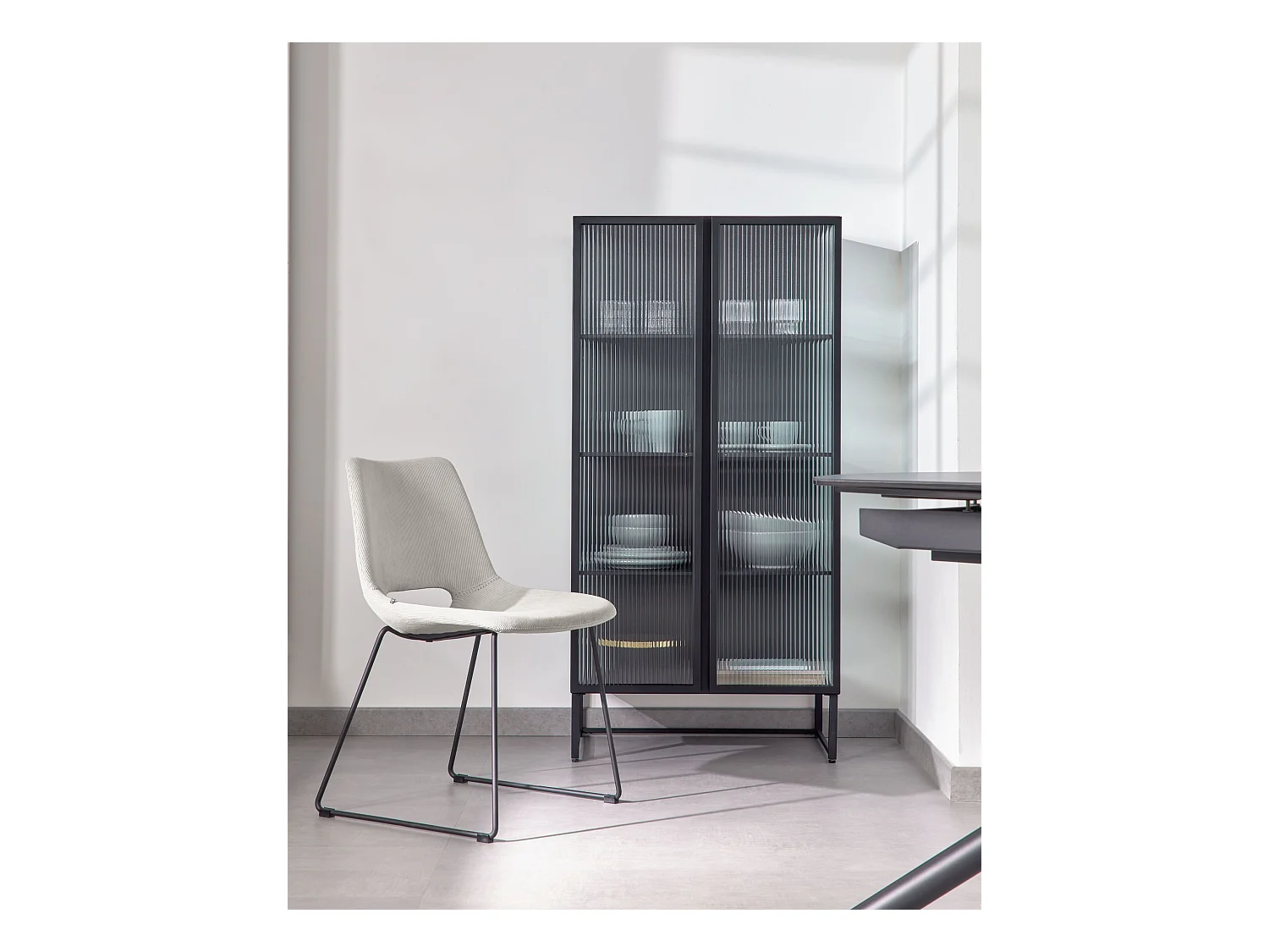 Vitrine coloris noir en acier et verre - L. 70 x P. 41 x H. 143 cm