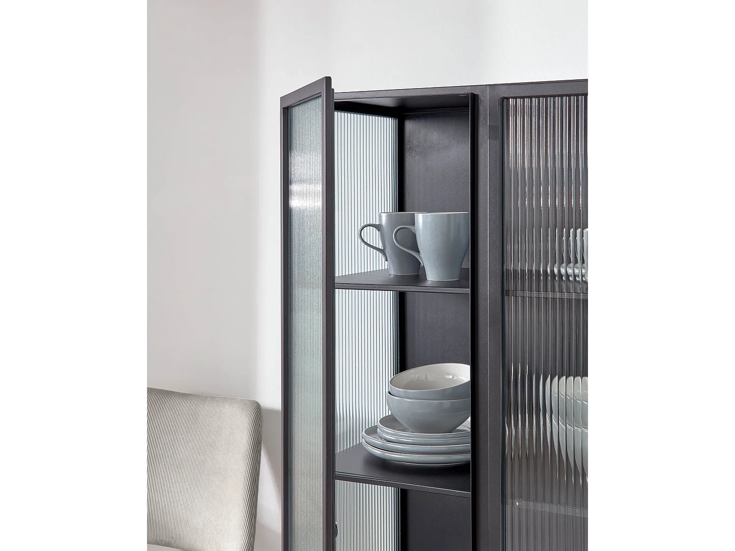 Vitrine coloris noir en acier et verre - L. 70 x P. 41 x H. 143 cm