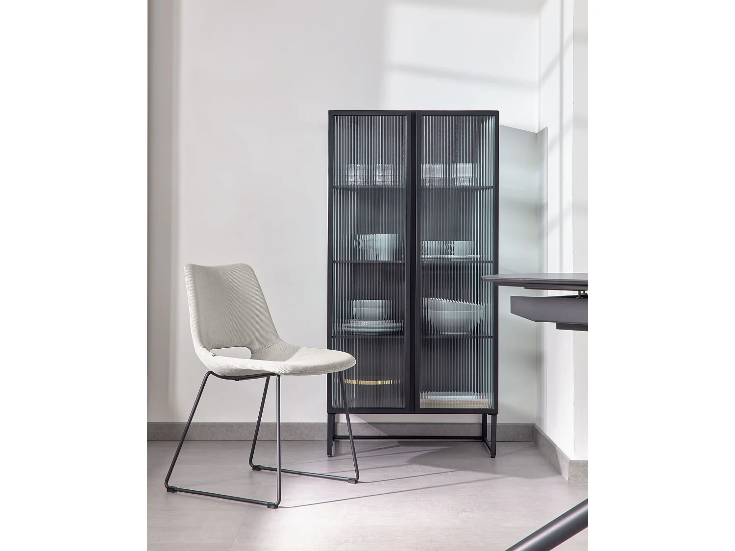 Vitrine coloris noir en acier et verre - L. 70 x P. 41 x H. 143 cm